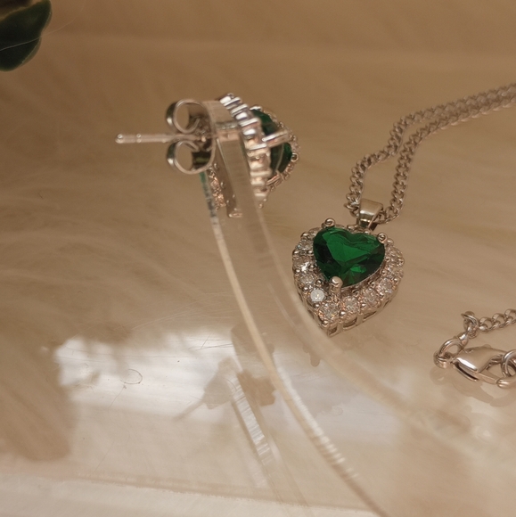 Elegant Silver and Green Heart Necklace - Picture 6 of 17